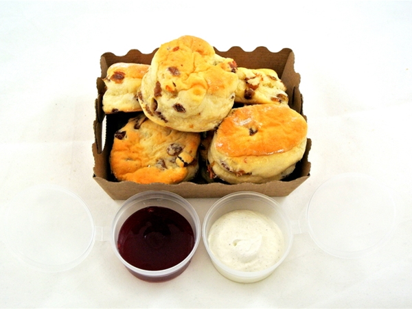 6 SCONES , met clotted cream & marmelade