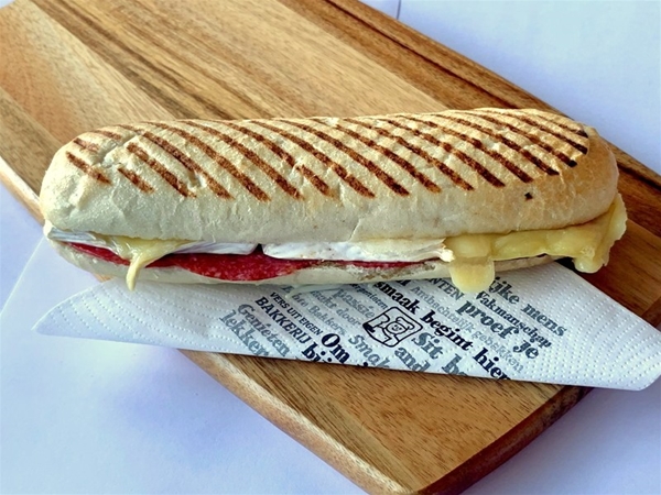 PANINI roomkaas, brie, salami